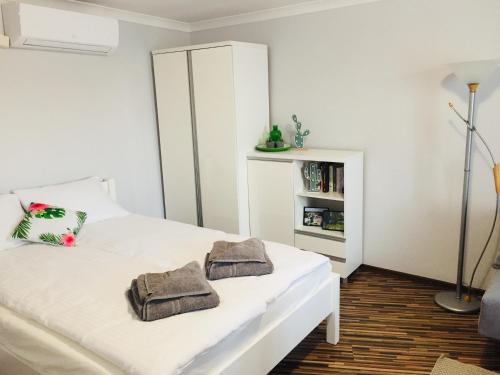 普什奇纳Apartament Na Starówce VII的卧室配有白色床和毛巾