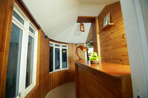 阿勒皮Shalom Beach Residency的一个带柜台和窗户的小厨房