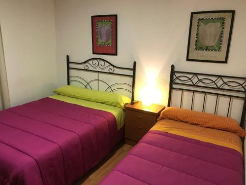 Cubillos del SilHostal Las Eras的卧室内两张并排的床