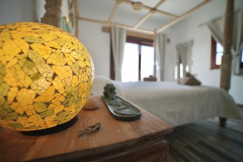 廷达亚Tindaya Nature Home Ocean View的一张木桌,床上有一个球
