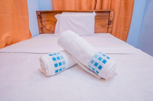 科隆Argamosa Bayside Inn的床上一双毛巾