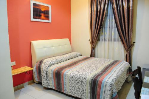 阿罗士打HOTEL MESRA ALOR SETAR的一间小卧室,配有床和窗户