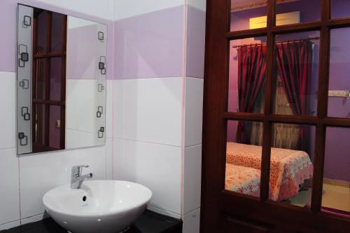 阿罗士打HOTEL MESRA ALOR SETAR的一间带水槽和镜子的浴室