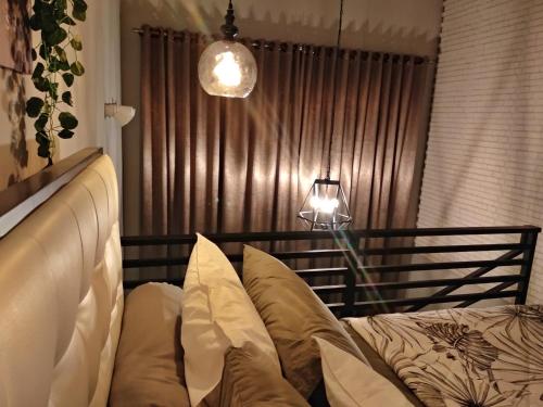 梭罗Shofiya Guesthouse Solo的一间卧室配有带枕头和台灯的床
