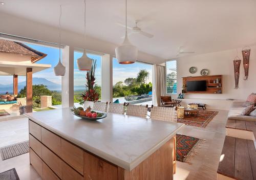 蓝梦岛353度北别墅的厨房和客厅,享有海景