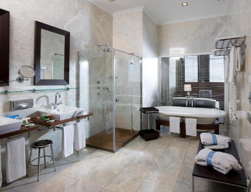 桑图尔特西Hotel URH Palacio de Oriol的带浴缸、水槽和淋浴的浴室