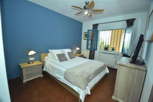 马贝拉Cabopino Apartament, Marbella´s Beach的蓝色卧室配有床和平面电视