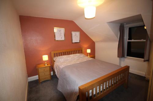 因弗内斯63 Argyle Street的一间小卧室,配有床和窗户