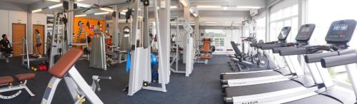 程逸府Good Room的健身房,配有各种跑步机和机器