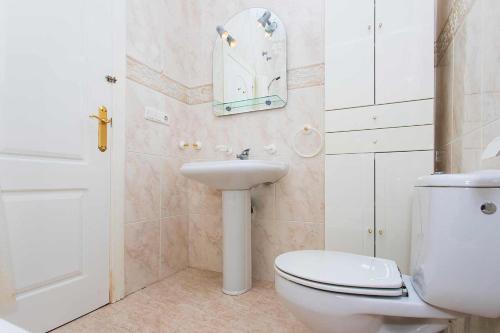 克萨达城CH Villa Isla Menorca Ciudad Quesada的一间带卫生间、水槽和镜子的浴室