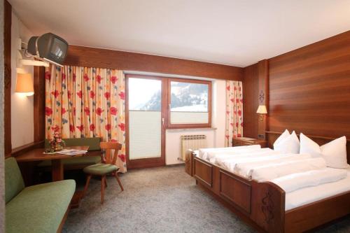 索尔登奥彭纳伊姆马蒂亚斯酒店的一间卧室配有一张床、一张书桌和一个窗户。
