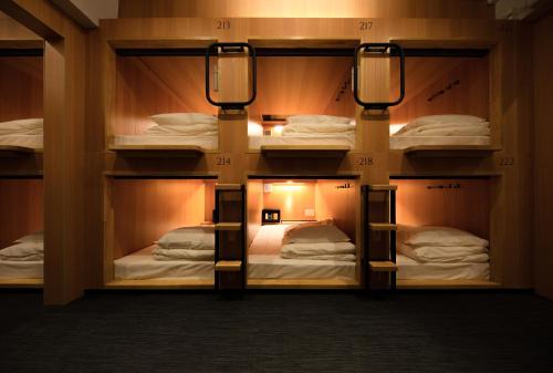 京都TSUKIMI HOTEL的一间设有四张双层床的客房,配有灯