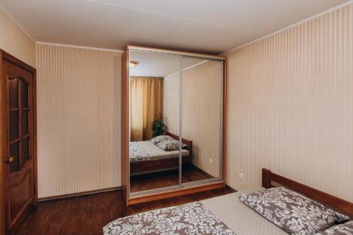 2 room apartment neer Manufaktura on Kharkovskaya客房内的一张或多张床位