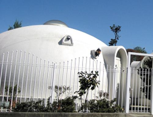 筑西市The Hirosawa City Dome House West Building / Vacation STAY 6890的白色围栏后面的白色圆顶建筑