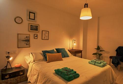 特鲁埃尔BUENAVISTA AMBELES的一间卧室配有一张带绿色枕头的床