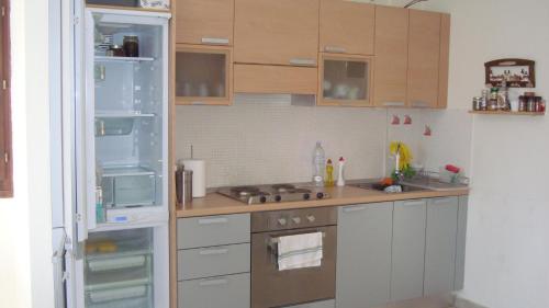 米利纳Sole Mio的厨房配有炉灶和冰箱。