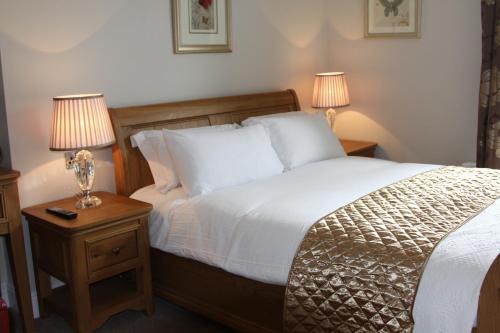 林肯南园旅馆的一间卧室配有一张带两张台灯的床铺。