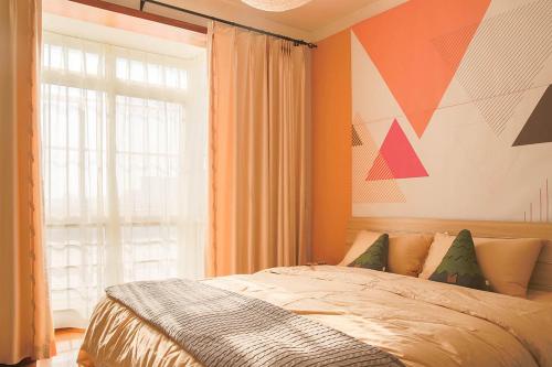 开封河南省开封市·鼓楼广场·路客精品公寓·00138460的一间卧室设有一张床和一个大窗户