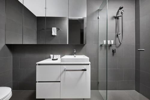 布里斯班艺术系列酒店 - 约翰逊的浴室配有白色水槽和淋浴。