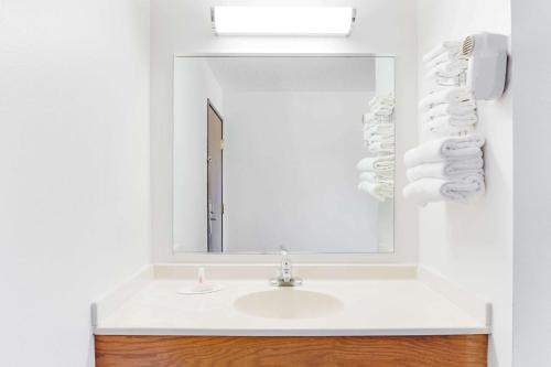 厄尔温Super 8 by Wyndham Oelwein的一间带水槽和镜子的浴室