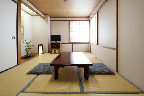 东京贝尔蒙酒店的一间房间中间设有一张桌子