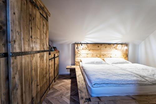 什特兰贝尔克Kopec 67的一间卧室配有木制床头板和一张床