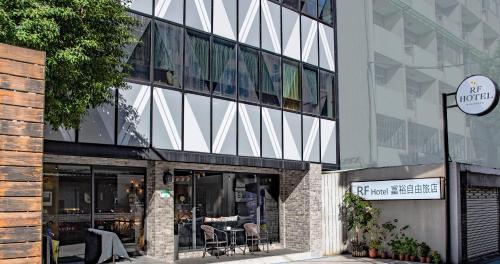 台北RF富裕自由旅店 - 林森馆的一边是一间咖啡馆的建筑