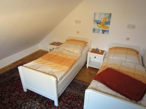 哥廷根Apartment Freynik的一间卧室设有两张床和两个床头柜