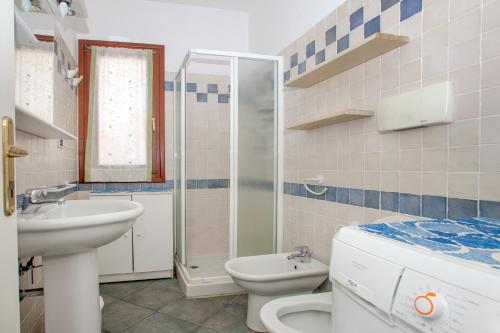 圣特雷莎加卢拉Bilocale Via Cairoli的一间带水槽、卫生间和淋浴的浴室