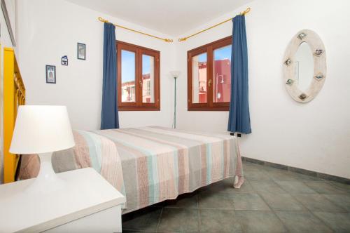 圣特雷莎加卢拉Bilocale Via Cairoli的一间卧室配有一张带桌子和台灯的床