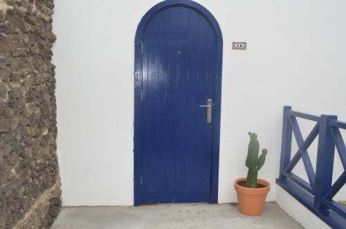 Caleta de CaballoCasa Cabrera - 2 apartamentos con vistas al mar的前面有仙人掌的蓝色门