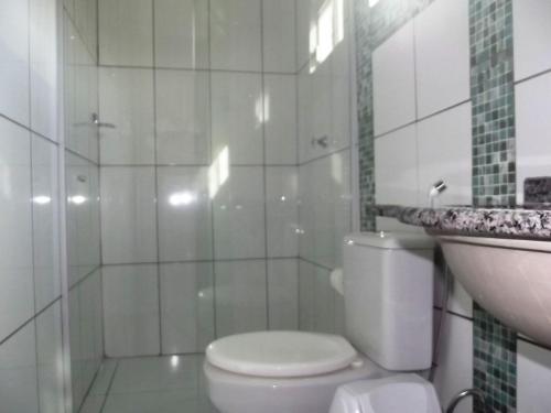 帕尔马斯Hotel Estrela Palmas的白色的浴室设有卫生间和水槽。