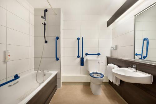 Easton in Gordano拉马达布里斯托尔西旅馆的浴室配有卫生间、盥洗盆和浴缸。