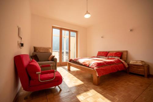 博尔扎诺Bozenapartments Garibaldi的卧室配有床、椅子和窗户。