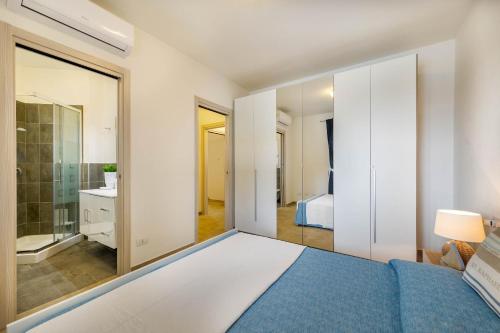圣特奥多罗Caneis Apartments的一间卧室设有一张床和一间浴室。