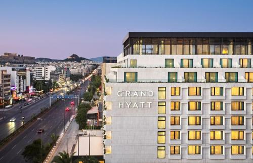 雅典雅典君悦酒店 的一座建筑,上面有宏伟的防水标志