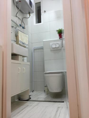 萨格勒布VERY CLOSE Studio Apartment的白色的浴室设有卫生间和水槽。