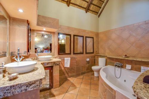 哈特比斯普特Kassaboera Lodge的一间带两个盥洗盆、浴缸和卫生间的浴室