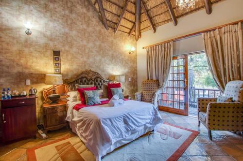 哈特比斯普特Kassaboera Lodge的卧室配有一张床和一张桌子及椅子