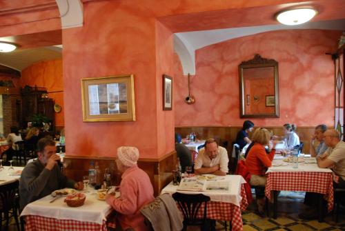 圣科洛马·德法尔品克斯酒店的一群坐在餐厅桌子上的人