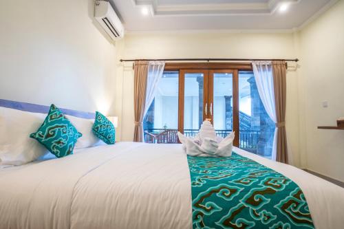 乌布Darba Guest House Ubud的一间卧室设有一张大床和窗户