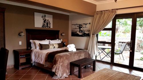 马里兰巡回表演休息旅馆的一间卧室设有一张床和一个滑动玻璃门