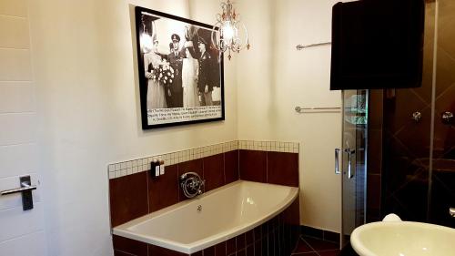马里兰巡回表演休息旅馆的带浴缸的浴室和墙上的照片
