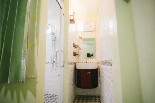 清莱SuanTung Coffee & Guesthouse的一间带水槽和淋浴的小浴室