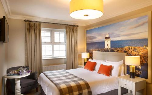 巴利瓦根野生大西洋旅馆 的一间卧室配有一张带灯塔画的床铺