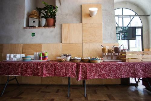 那不勒斯那不勒斯拉肯托拉旅馆的一张桌子上放着红色桌布
