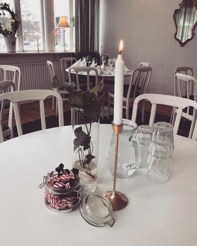 TabergHotell Taberg的一张蜡烛坐在一张白色桌子上
