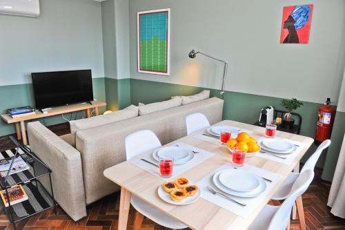 里斯本White Wine Lovers Apartment 5B的客厅配有桌子和沙发
