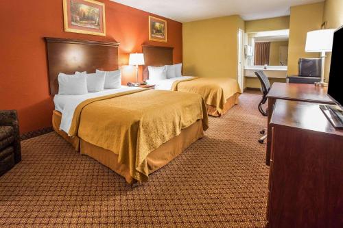 加夫尼Quality Inn Gaffney I-85的酒店客房配有两张床和一张书桌