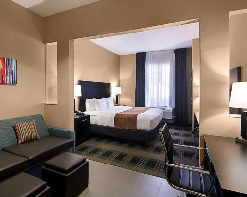 Comfort Suites Houston West at Clay Road客房内的一张或多张床位